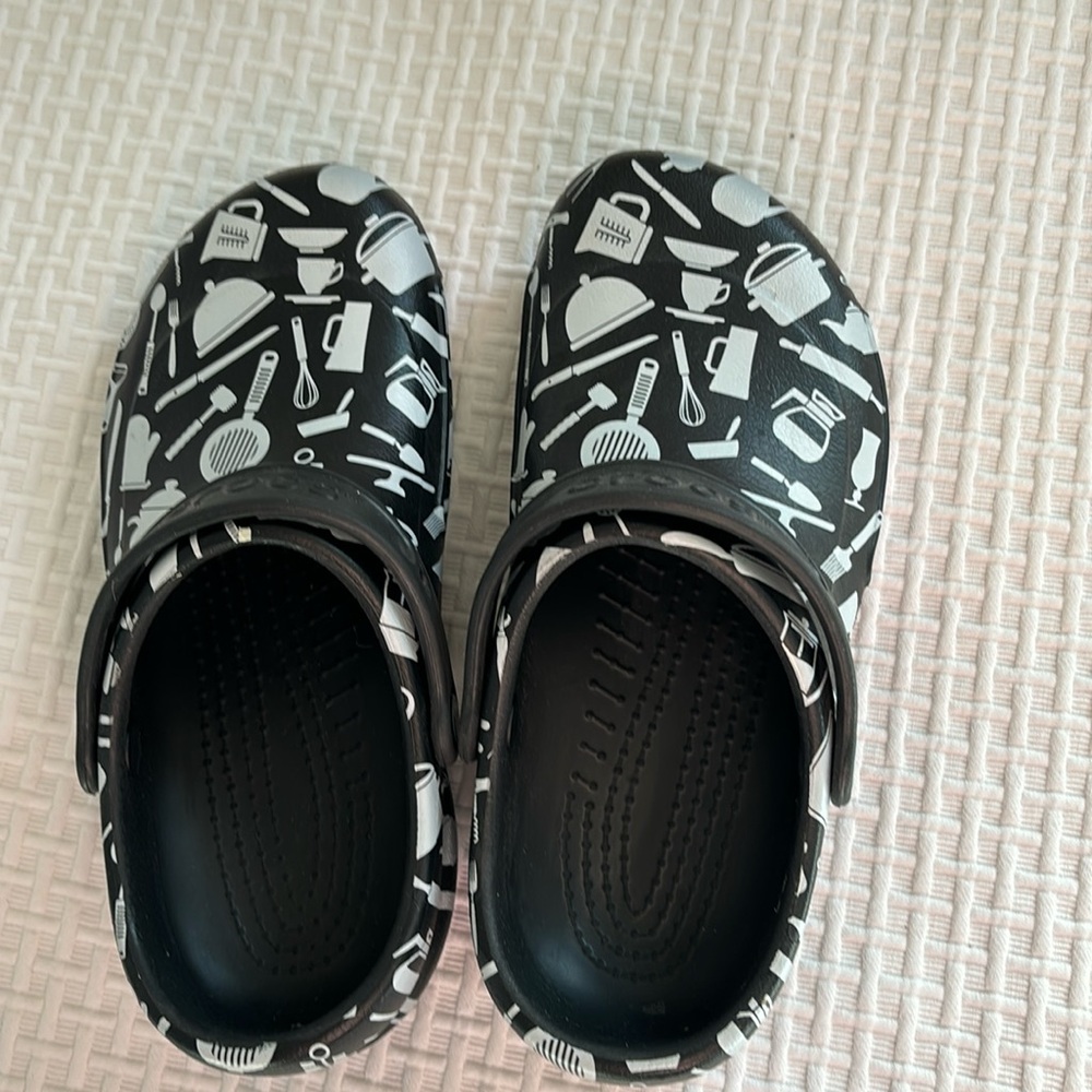 Crocs, Unisex, Adult, Kitchen Motif, size 8 W or 6 M.